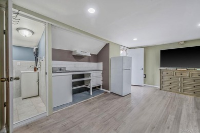 Charming and cozy starter home with very low taxes! This lovely - photo 28