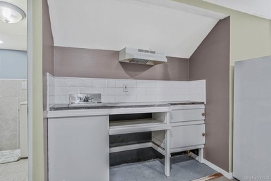 Charming and cozy starter home with very low taxes! This lovely - photo 29