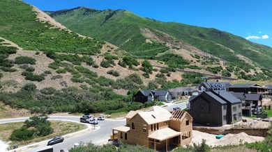 Experience luxury and flexibility on Mapleton's prestigious east - photo 6