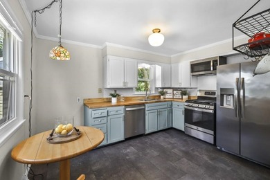 Darling Cape Cod bungalow conveniently located in a friendly - photo 18
