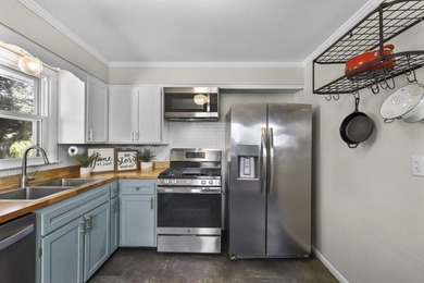 Darling Cape Cod bungalow conveniently located in a friendly - photo 20