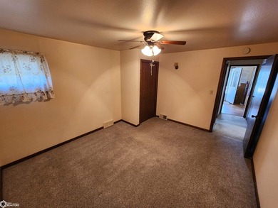 Welcome to this inviting 3-bedroom home featuring a spacious - photo 21