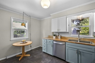 Darling Cape Cod bungalow conveniently located in a friendly - photo 21