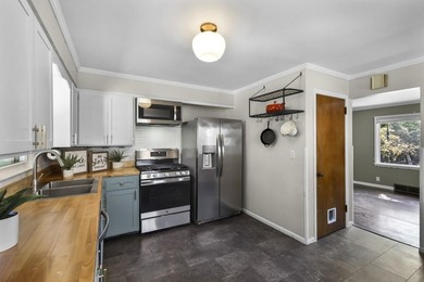 Darling Cape Cod bungalow conveniently located in a friendly - photo 23