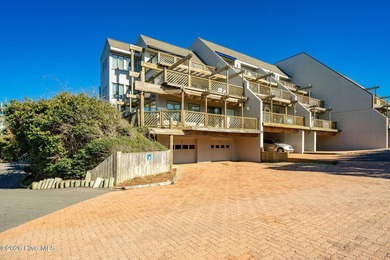 3-bedroom updated condo in Genesis featuring ocean views and a - photo 2