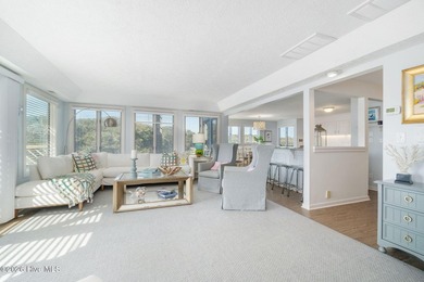 3-bedroom updated condo in Genesis featuring ocean views and a - photo 5