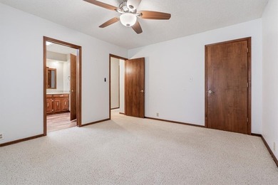 Sprawling lakefront retreat with easy walking access to the - photo 22