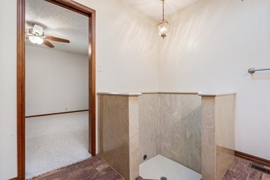 Sprawling lakefront retreat with easy walking access to the - photo 24