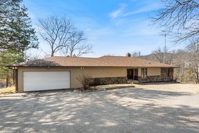 Sprawling lakefront retreat with easy walking access to the - photo 29
