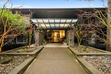 Willamette River - Clackamas County Condo For Sale in Lakeoswego Oregon
