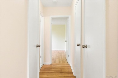 Bright and roomy one bedroom apt on top floor. Large living and - photo 12