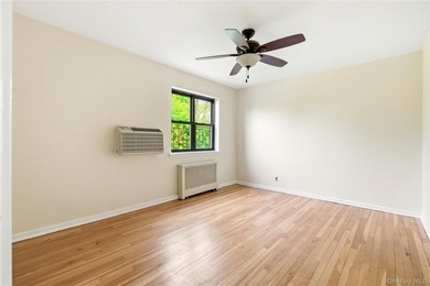 Bright and roomy one bedroom apt on top floor. Large living and - photo 13