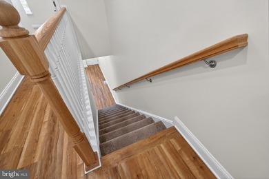 City Living at it's Best This totally renovated 2 bedrooms and 2 - photo 15