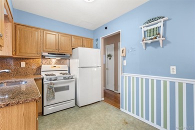 Welcome to this charming and spacious 3-bedroom 2-bathroom - photo 7