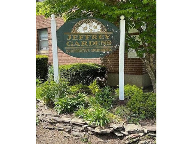 Bright and roomy one bedroom apt on top floor. Large living and - photo 17