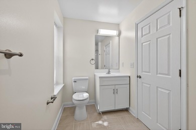 City Living at it's Best This totally renovated 2 bedrooms and 2 - photo 17