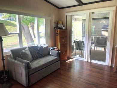 Move-in ready Home with gorgeous laminate flooring trough out - photo 2