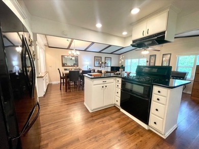 Move-in ready Home with gorgeous laminate flooring trough out - photo 3