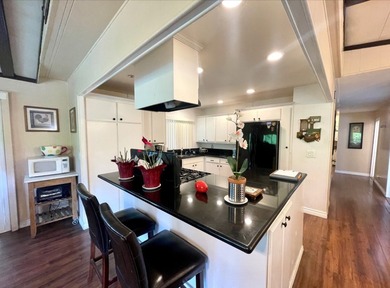 Move-in ready Home with gorgeous laminate flooring trough out - photo 4