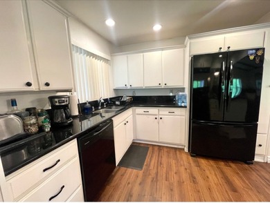 Move-in ready Home with gorgeous laminate flooring trough out - photo 5