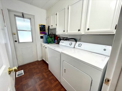 Move-in ready Home with gorgeous laminate flooring trough out - photo 8