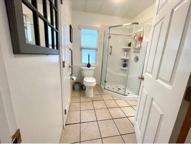Move-in ready Home with gorgeous laminate flooring trough out - photo 9