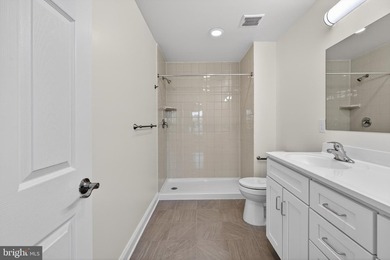 City Living at it's Best This totally renovated 2 bedrooms and 2 - photo 29