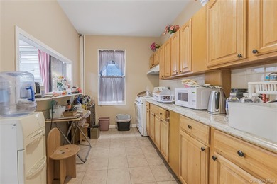 3 Family home in R7 Zoning. Great opportunity to develop this - photo 7