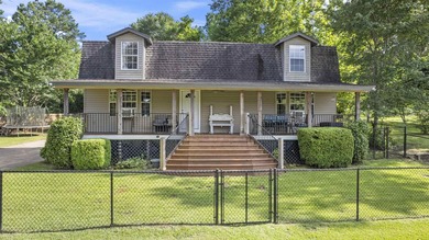Experience lakeside living with two waterfront lots in the quiet - photo 1