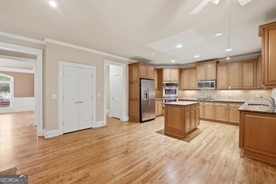 You will love this 6-bedroom home with the primary suite on the - photo 14