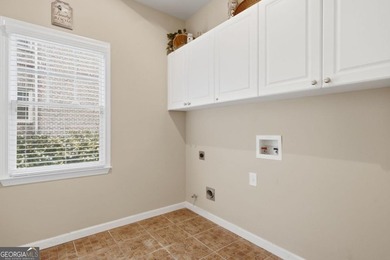 You will love this 6-bedroom home with the primary suite on the - photo 20