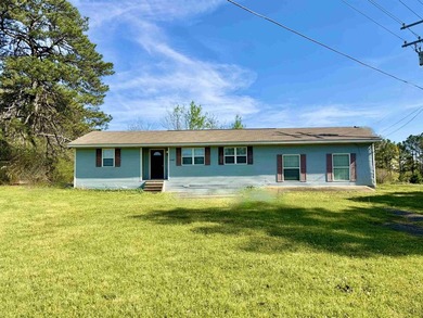 This cozy 3/1/2 (1524 sqft) home has endless possibilities. The - photo 1
