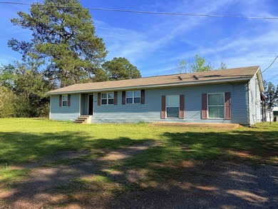 This cozy 3/1/2 (1524 sqft) home has endless possibilities. The - photo 2