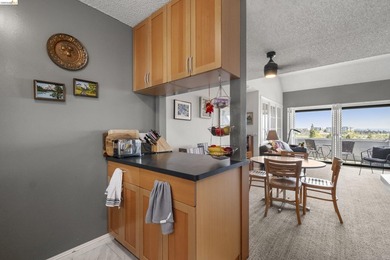 This top floor sunny and open condo with 2 generous bedrooms - photo 12