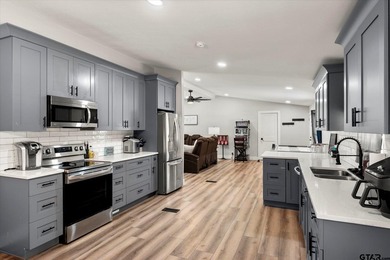Private 6.75-Acre Retreat with Updated 3BR/2BA Home - Move-In - photo 26