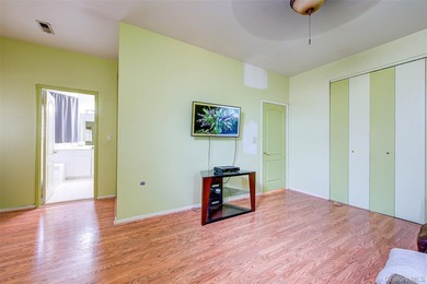 Spacious (about 1,100 sq ft) third-floor 2-bedroom, 2-bathroom - photo 23