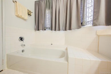 Spacious (about 1,100 sq ft) third-floor 2-bedroom, 2-bathroom - photo 28