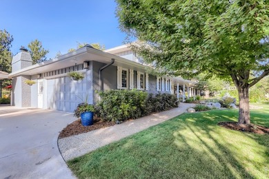 This home is special! Live the country club lifestyle perfectly - photo 4
