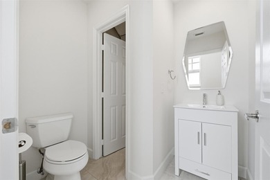 Beautifully upgraded 3 bed/2.5 bath town home w/ 2,265 sqft of - photo 12