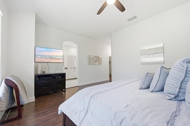 Beautifully upgraded 3 bed/2.5 bath town home w/ 2,265 sqft of - photo 14