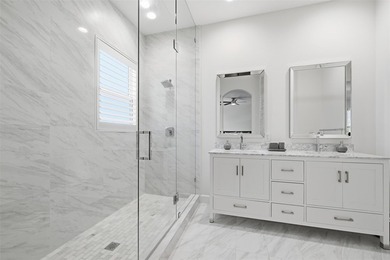 Beautifully upgraded 3 bed/2.5 bath town home w/ 2,265 sqft of - photo 16