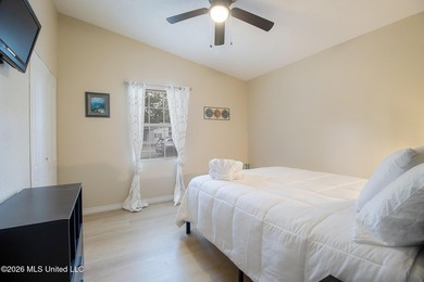 COTTAGE-STYLE, FULLY FURNISHED, MOVE-IN-READY! 3 bedroom, 1 bath - photo 18