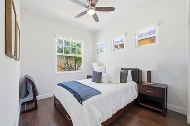 Beautifully upgraded 3 bed/2.5 bath town home w/ 2,265 sqft of - photo 19