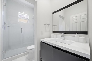 Beautifully upgraded 3 bed/2.5 bath town home w/ 2,265 sqft of - photo 21