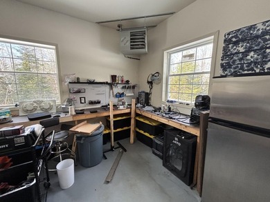 Very well maintained 3-bedroom, 2-bath home set on 5 private - photo 31