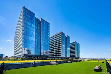 Welcome to Grand One at Sky View Parc. This mint one-bedroom