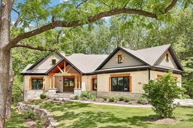 Welcome to this exceptional custom-built home, thoughtfully - photo 1