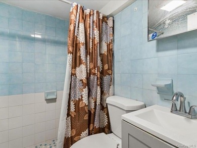Beautiful Colonial featuring 4 bedrooms and 3 bathrooms - photo 21