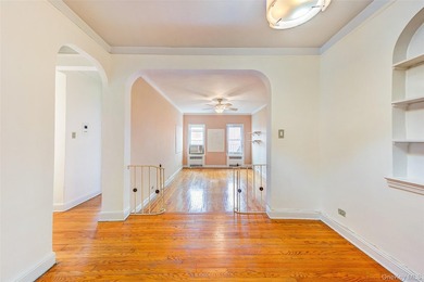 Spacious top floor pre-war 1 bedroom in top location with low - photo 2