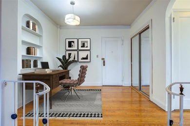 Spacious top floor pre-war 1 bedroom in top location with low - photo 4